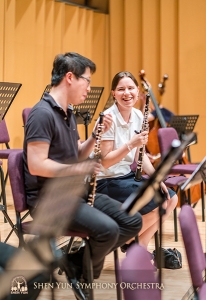 I suonatori di oboe Sheng Yang e Leen de Blauwe condividono una risata
