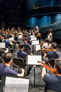 La soprano Haolan Geng prende confidenza nella decima tappa dei dodici giorni di tour
