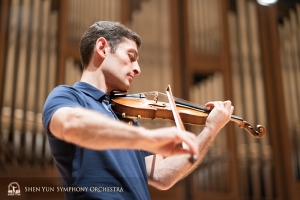 Assistant concertmeester Arsen Ketikyan.
