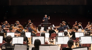 Dirigent Milen Nachev připravuje orchestr na jeho poslední koncert na Tchaj-wanu.