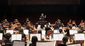 Dirigent Milen Nachev bereidt het orkest op hun laatste uitvoering in Taiwan voor.
