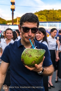 Taiwan is een tropisch eiland. Verse kokosmelk met een rietje drinken is dus een must. Assistent concertmeester Arsen Ketikyan bij een rustpunt aan de kust.
