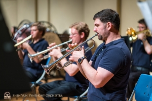 Trębacz Andon Markov wraz z kolegami z sekcja instrumentów dętych..
