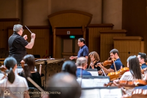 Tenor Tian Ge i orkiestra sprawdzają akustykę w Hsinchu Performing Arts Center.
