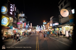15 představení během 14 dní, a přesto si umělci našli čas na průzkum tchajwanských nočních trhů, jejich dobrot a her.