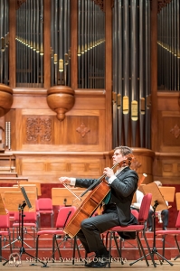 První violoncellista Jake Fowler obdivuje vnitřní architekturu National Concert Hall.