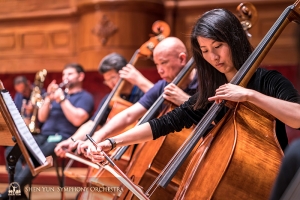 Perfect synchroon spelende contrabasspelers.
