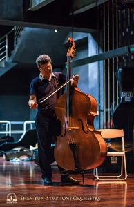 Bassist Wei Liu bereidt de repetitie voor.
