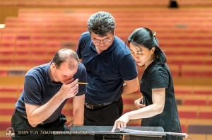 Contrabassisten Juraj Kukan, Wei Liu, en Hui-Ching Chen nemen de partituur door in Pingtung Taiwan.
