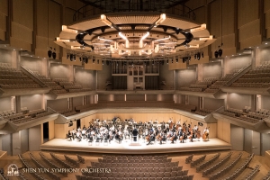 One of Canada's premier concert halls, Roy Thomson Hall features a pipe organ and special sloping architecture. This is the Symphony's fourth year performing here.
