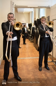 Dietro il palcoscenico del Carnegie, il primo trombonista Alexander Moraru (a sinistra) e il trombonista Alistair Crawford si riscaldano insieme con toni lunghi
