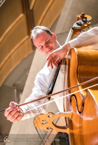 Muziek schenkt niet alleen vreugde aan ons publiek, maar ook aan onze eigen musici. In beeld: eerste bassist Juraj Kukan.
