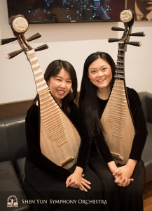 Le pipa, ou luth chinois, est reconnu comme étant le « roi » des instruments folkloriques chinois. Photo : les princesses du pipa Yuru Chen (L) et Miao-Tzu Chiu.
