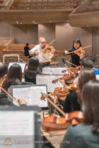 Eerste violist Vardan Petrosyan en assistent eerste violist Rachel Chen hielden een impromptu sectierepetitie na het repeteren.
