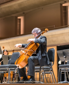 Le violoncelliste Alexander Dardykin saisit une occasion en or pour s'entraîner sur scène.
