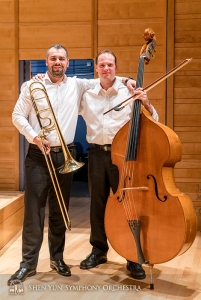 Les premiers musiciens et amis Alexander Moraru (L) et Juraj Kukan posent pour une photo.
