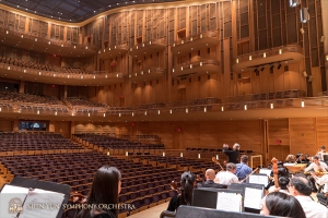 初めて演奏するホールの見事さに、リハーサルを小休止して写真を撮る指揮者ミレン・ナシェフ。
