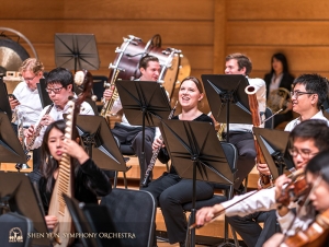 Iedereen in opperste stemming, en klaar voor het laatste concert van het seizoen.
