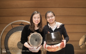 Deze instrumenten mogen dan klein zijn, het geluid dat ze produceren is wonderbaarlijk resonerend. Percussionisten Tiffany Yu en Jazmine Jia.
