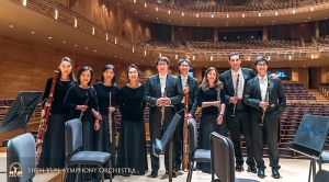 La section des bois prend une photo souvenir du groupe pour fêter la fin de la tournée. À l'année prochaine !