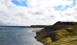 Kustlijn van het westen van IJsland. Vereeuwiging van het havenstadje Stykkish&oacute;lmur.