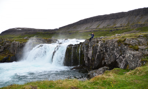 Spot Tiffany di salah satu dari ribuan air terjun di Islandia.