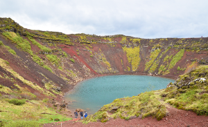 Keri&eth;, sebuah danau kawah di selatan Islandia.