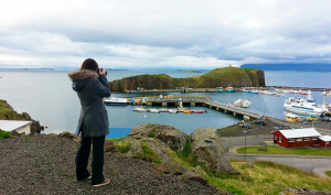 Keri&eth;, un lac de crat&egrave;re au sud de l&rsquo;Islande. Un lac &eacute;poustouflant sur lequel nous sommes tomb&eacute;es durant un voyage en voiture. J&rsquo;ai d&ucirc; m&rsquo;exposer aux vents forts (voir les ondulations de l&rsquo;eau) pour prendre cette photo.