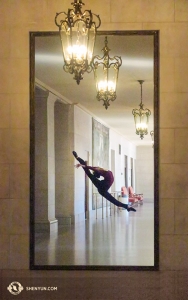 Hängt da das Bild einer Shen-Yun-Tänzerin an der Wand des San Francisco War Memorial Opera House? In Wirklichkeit ist es ein Spiegelbild der Ersten Tänzerin Elsie Shi, die beim Aufwärmen ihren Weg durch die Lobby macht! (Foto: Erste Tänzerin Kexin Li)
