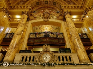 Jam di Boch Center Wang Theater mengatakan bahwa ini adalah waktu pertunjukan di Boston. (Foto diambil oleh penari Joe Huang)
