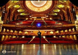 Tanečník Joe Huang byl jakoby součástí tohoto okouzlujícího prostoru. Jeviště Boch Center Wang Theatre patří k pěti největším v USA. (Fotil Leo Yin)