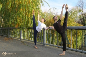 Elkaar gezelschap houdend, genieten danseressen Angela Xiao en Elsie Shi van het warme weer, terwijl ze buiten het theater oefenen. (Foto genomen door Kexin Li)
