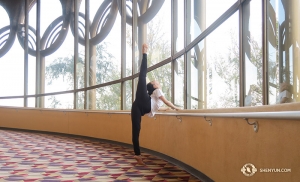 באור רך הקורן מבעד לחלונות, הרקדנית אנג'לה שיאו מתחממת לקראת הופעה במרכז לאמנויות הבמה של סן חוזה, קליפורניה. (צולם על ידי הרקדנית הראשית קה-שין לי) 