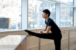 Il ballerino Tim Lin guarda tranquillamente fuori da una delle innumerevoli, grandi vetrate del Four Seasons Center.
