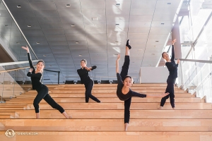 Solistdansarna Michelle Lian, Hsiao-Hung Lin, Angelia Wang och Evangeline Zhu(vänster till höger) poserar elegant på trappan i Toronto.
