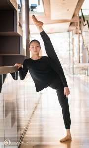 Saviez-vous que la première danseuse Angelia Wang aimait manger du chocolat noir avant la représentation ? Et regardez ce qu’elle peut faire après cela ! (Photo de Kenji Kobayashi)
