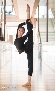 Michelle Lian, med perfekt raka ben, stretchar i hallen på Four Seasons Center. Michelle är en solistdansare i Shen Yun New York Company. 
