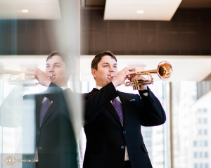 Le danseur Tim Lin regarde tranquillement à l'extérieur par l'une des nombreuses grandes fenêtres du Four Seasons Centre. (Photo de Kenji Kobayashi)
