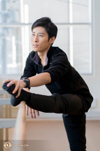 Jay Huang stretchar i ett av repetitionsrummen på teatern.
