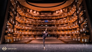 Les danseurs Nara Cho et Kathy Rui se familiarisent à la scène du Four Seasons Centre for the Performing Arts à Toronto. D’une construction inspirée par les grands opéras européens, l’auditorium de 5 niveau et en fer à cheval fut construit pour que la scène soit parfaitement visible et au plus près possible des 2 000 sièges qu’il contient. (Photo du Premier danseur Kenji Kobayashi)
