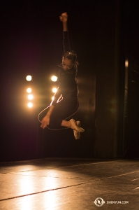 米アラバマ州モービルで、空中でスピンする技を練習するダンサー、ジアシン・ソン。神韻北米芸術団は1月9日にこの都市を訪問（撮影：ダンサー、ミシェル）