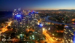 Shen Yun International Company bezoekt op dit moment Australië. Filmoperateur Annie Li geniet van het uitzicht vanuit haar hotelkamer op de beroemde binnenvaartkanalen en waterwegen van de Gold Coast.
