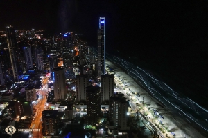 Ein nächtlicher Blick auf einen Strand am Pazifik entlang des australischen Gold Coast. (Foto: Annie Li, Bühnenprojektion)
