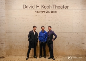 Před divadlem Davida H. Kocha v Lincoln Center stojí tanečníci Tim Lin, Felix Sun a Danny Li (zleva doprava). Letos jsme zde měli 14 představení, všechna vyprodaná. Už se těšíme na příští rok! (fotil tanečník Jack Han)