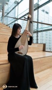 L'Orchestra di Shen Yun combina perfettamente strumenti cinesi e occidentali. In questa foto vediamo lo strumento cinese chiamato ‘pipa’ (in alto a sinistra) insieme ai suoi amici occidentali, la viola e il violoncello. Yuru Chen, Rachel Chen e Yuchien Yuan (in alto a sinistra e in senso orario) sono entusiaste di essere al Four Seasons Centre di Toronto (foto della percussionista Tiffany Yu)
