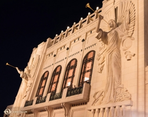 Under tiden besökte Shen Yun World Company Fort Worth i Texas för tre utsålda föreställningar. Bass Performance Hall, designad efter klassiska europeiska operahus, har två vackra ca 15 meter höga skulpterade änglar som dekoration på fasaden. (Foto av cellisten Danielle Wang)
