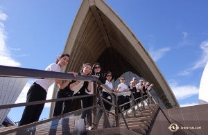 Under tiden besökte International Company Sydney i Australien. Här är dansarna fotograferade uppe på trappan vid Sydneys operahus. (Foto av projektionist Annie Li)
