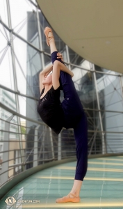 Linjie Huang utilise la rambarde pour stabiliser ses étirements au Sydney Lyric Theatre. L' International Company était en ville pour sept représentations du 7 au 11 février. (Photo de la projectionniste Annie Li)
