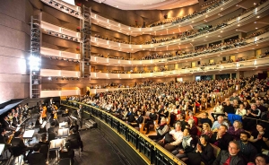 Anda dapat mengenali tempat ini dari album foto sebelumnya. Four Seasons Centre for the Performing Arts di Toronto dianggap sebagai tempat pertunjukan seni terdepan di Kanada. Mulai dari 3 - 7 Januari, Shen Yun New York Company berada di kota ini untuk delapan kali pertunjukan dan menikmati teater yang luas.