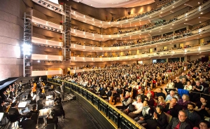 Cette année, nous avons effectué deux représentations à guichets fermés à Rhode Island. Shen Yun a honoré la scène du Providence Performing Arts Center de 3000 places, inscrit au registre national des lieux historiques. En 1998, les magnifiques détails de l'intérieur du théâtre ont été restaurés, retrouvant leur splendeur originelle de 1928. - à Providence Performing Arts Center.
